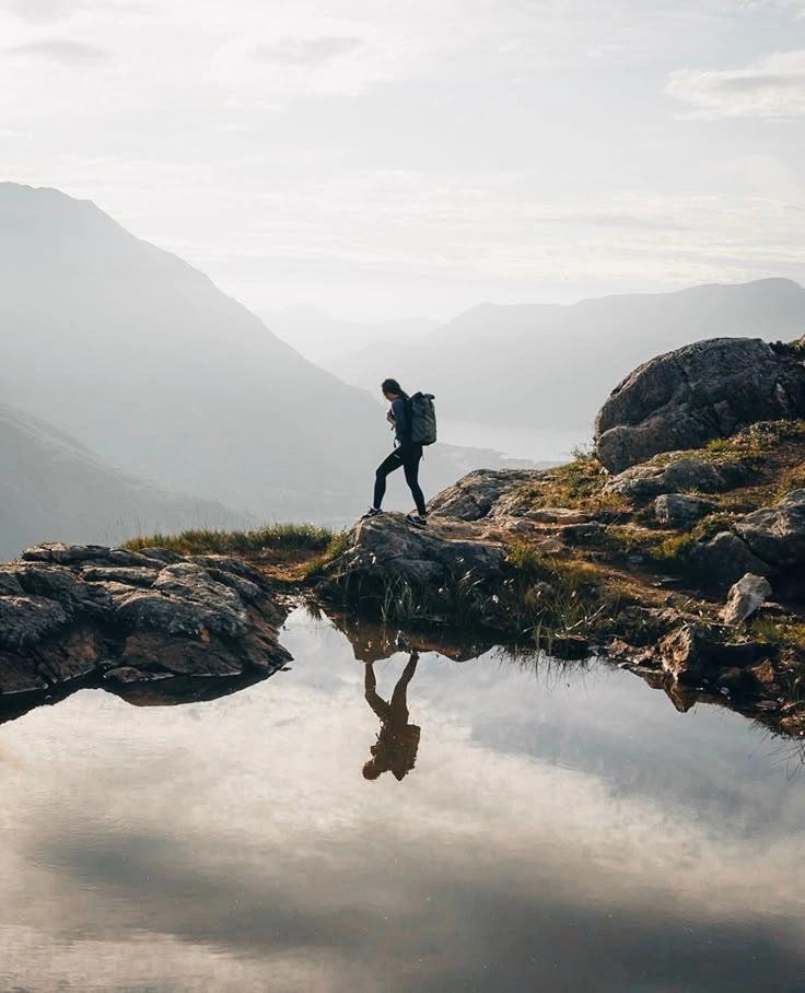 Personne marchant sur des rochers en montagne près de Bavella