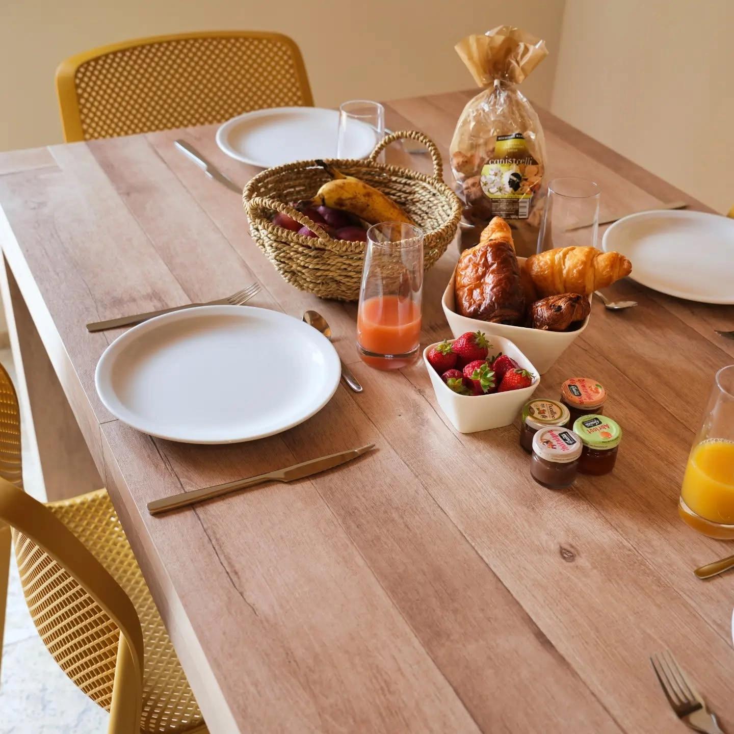 Table de petit-déjeuner en extérieur à la Résidence Vista Blu