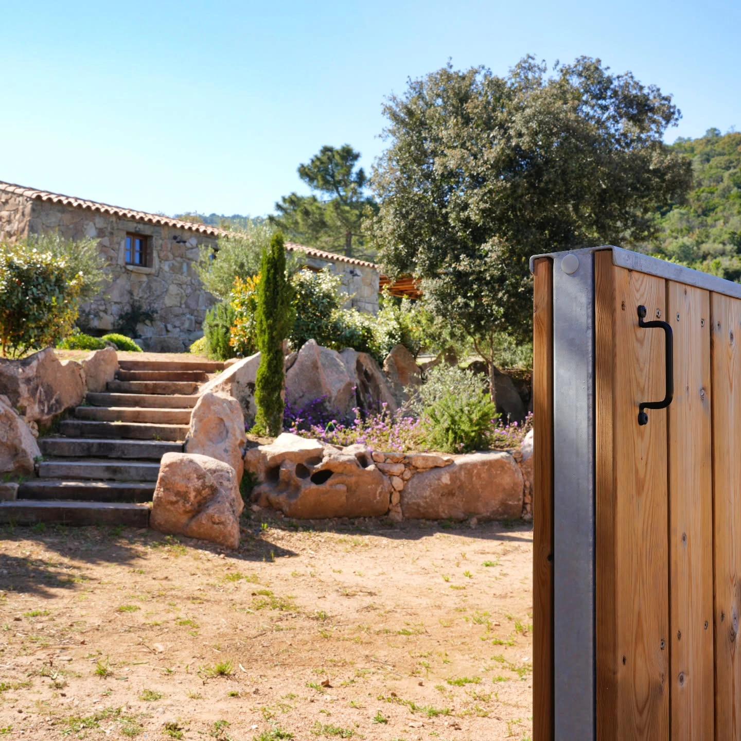 Escalier en pierre menant au jardin de la Résidence Vista Blu