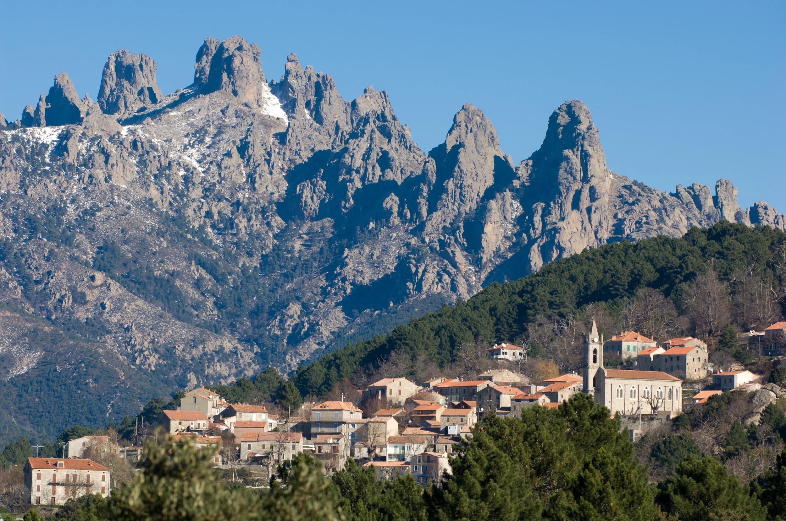 Village corse au pied des Aiguilles de Bavella près de Vista Blu