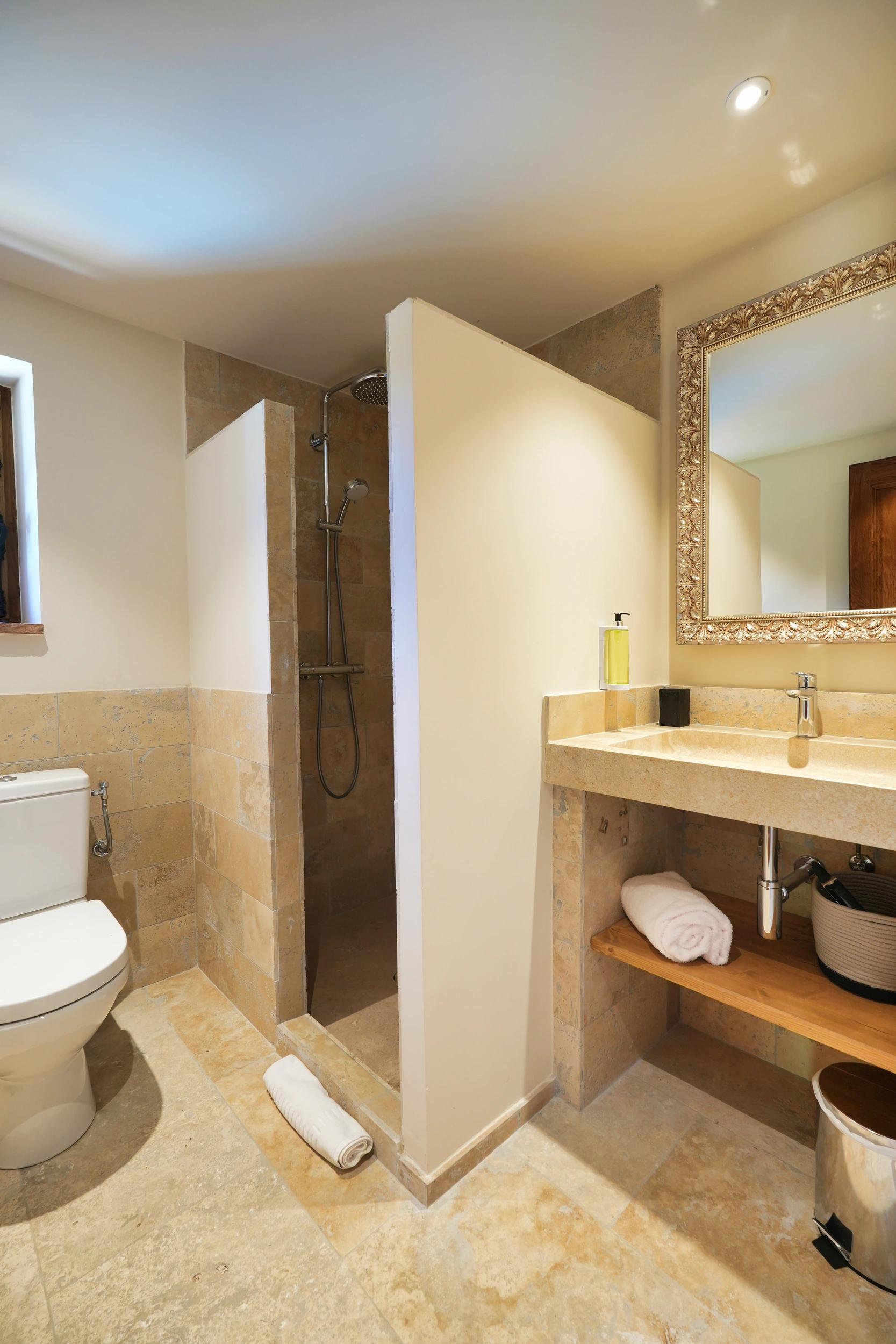 La salle de bain d'une maison haut de gamme à louer à la résidence Vista Blu