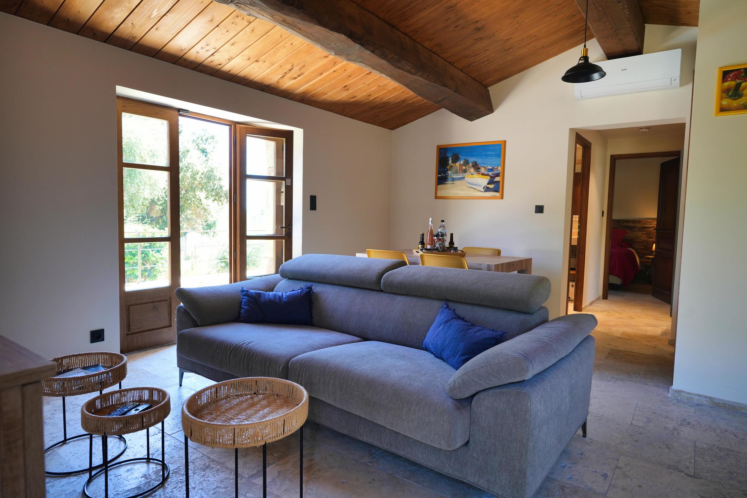 Le vaste salon d'une maison à louer à la résidence Vista Blu