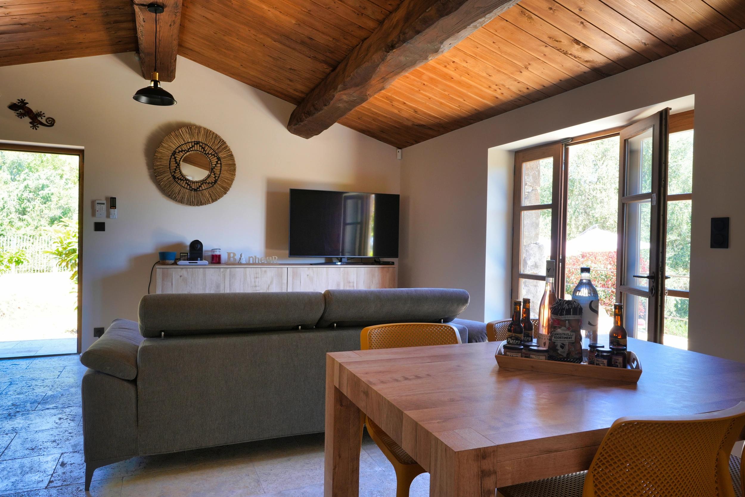 Le grand salon d'une villa à louer à la résidence Vista Blu