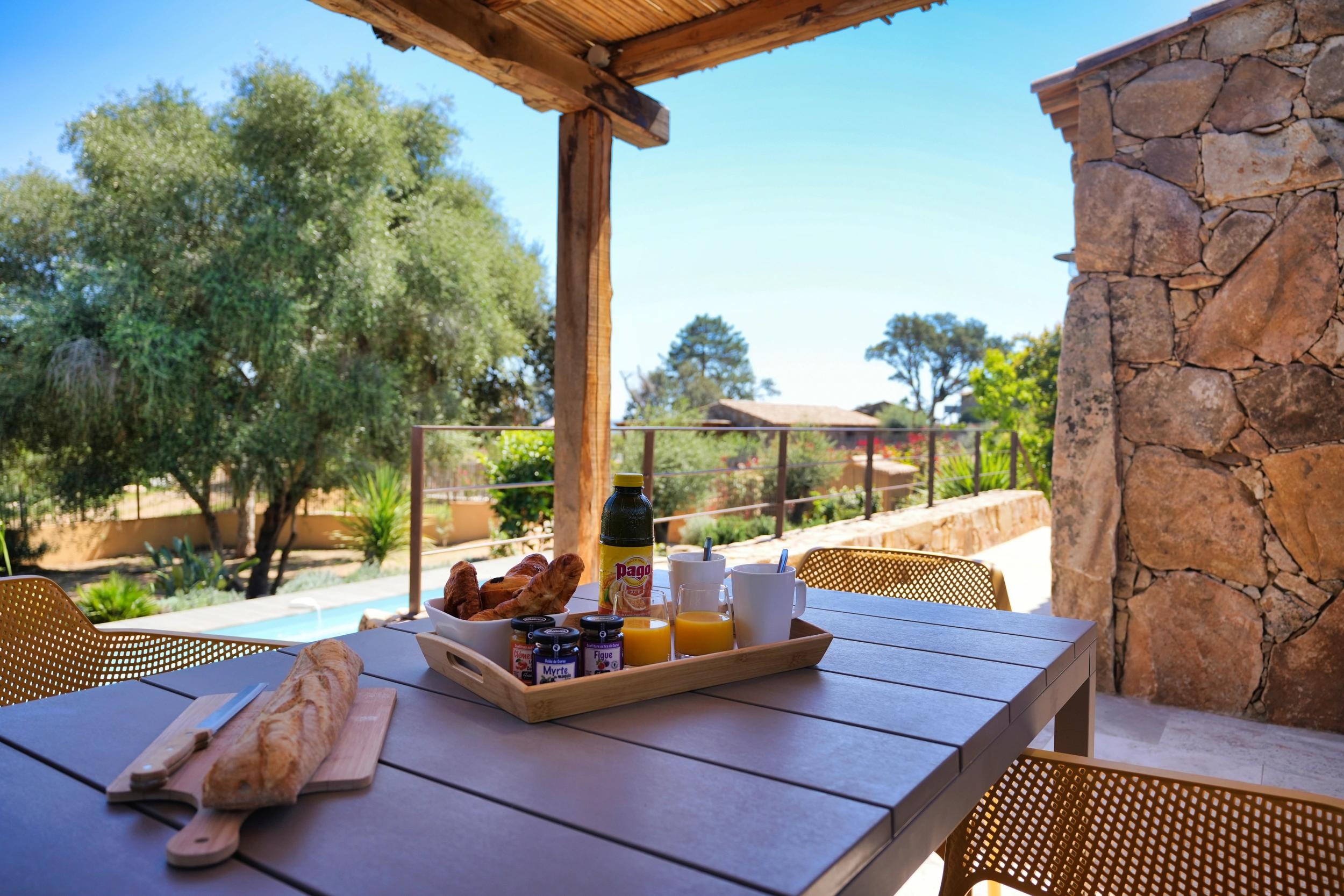 Espace repas sous pergola avec vue nature à Vista Blu entre Fautea et Tarco
