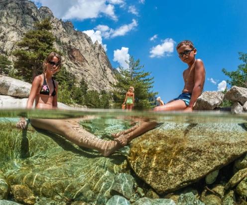 Personne se relaxant dans une rivière de montagne en Corse-du-Sud