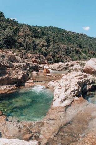 Paysage naturel et collines boisées près de la Résidence Vista Blu