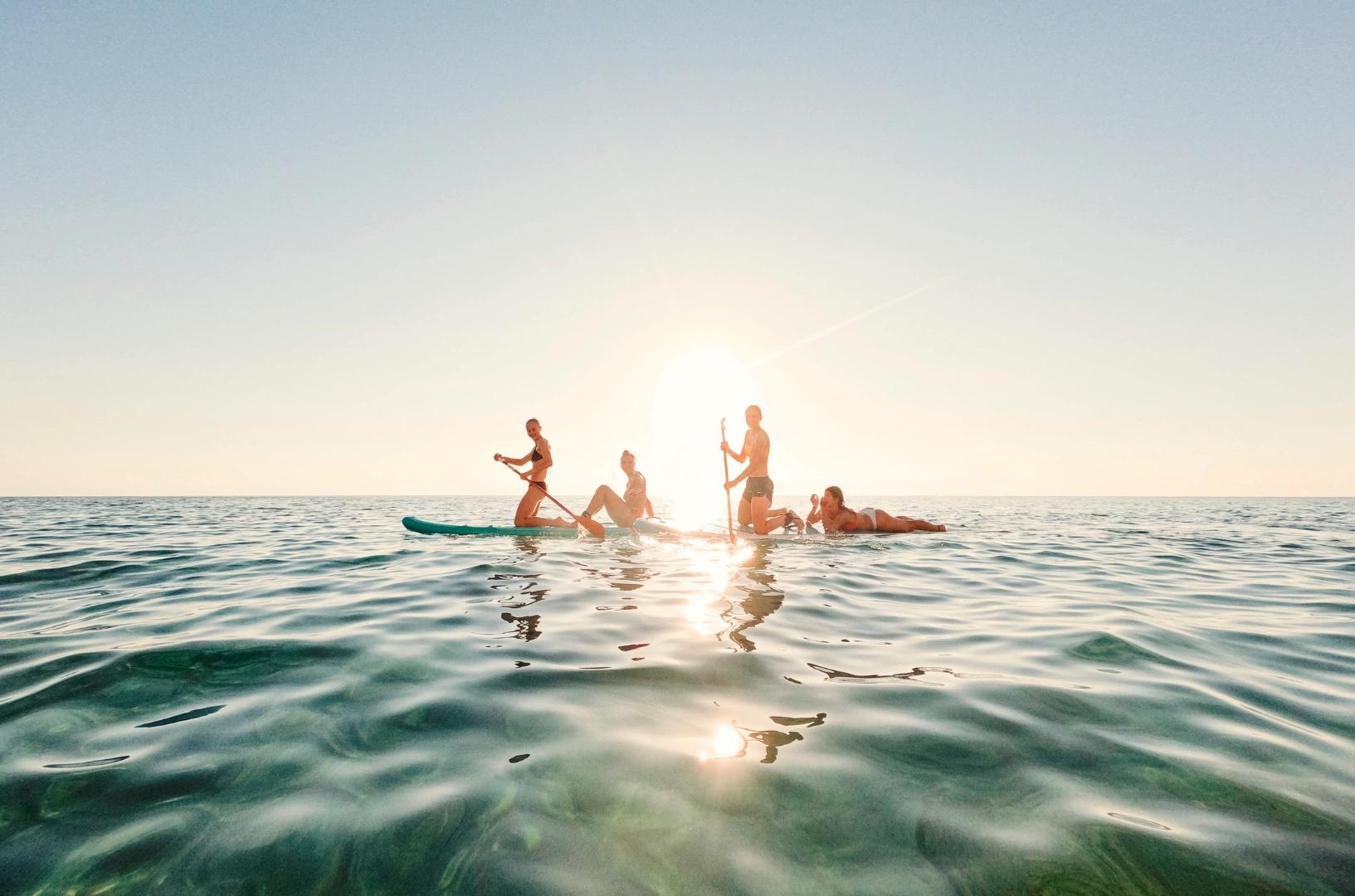 Personnes en paddle au coucher de soleil en Corse-du-Sud