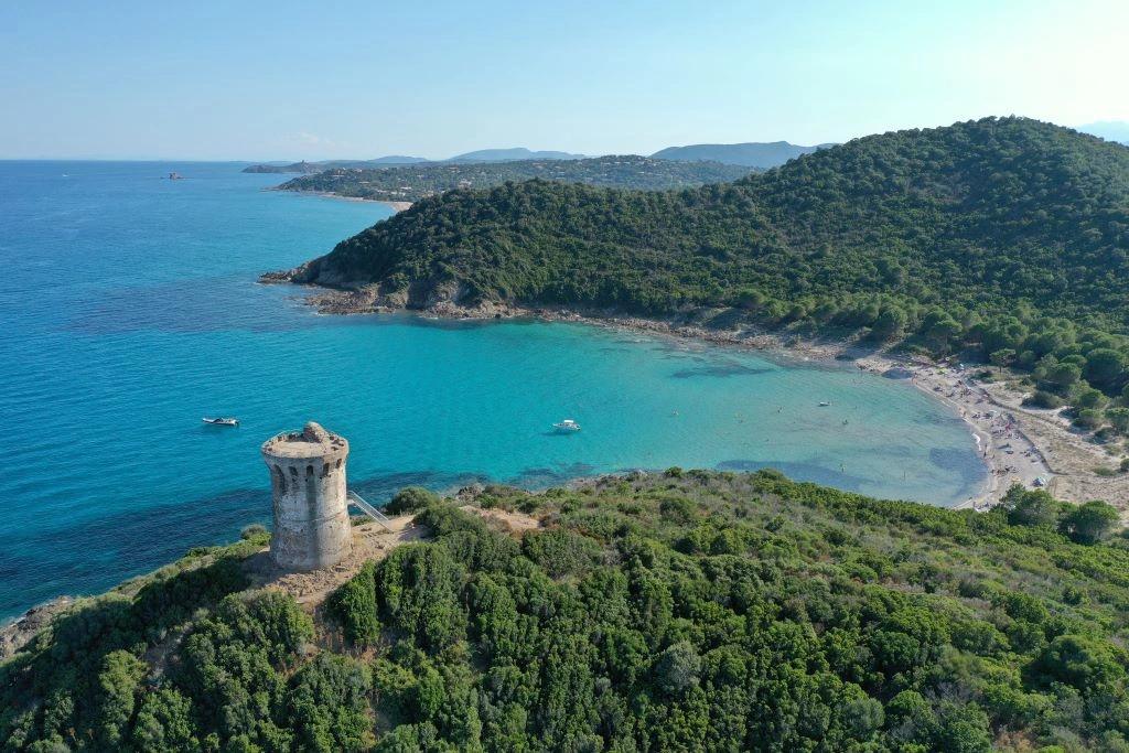 Côte proche de Fautea avec tour génoise près Vista Blu