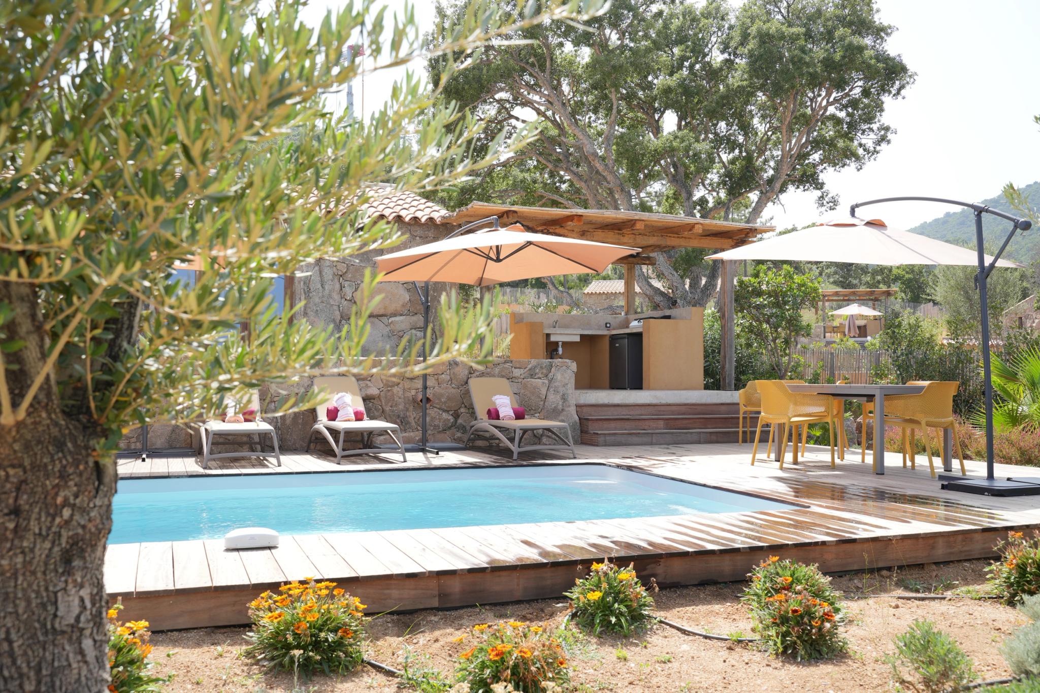 Piscine et jardin méditerranéen de la Résidence Vista Blu entre Fautea et Tarco