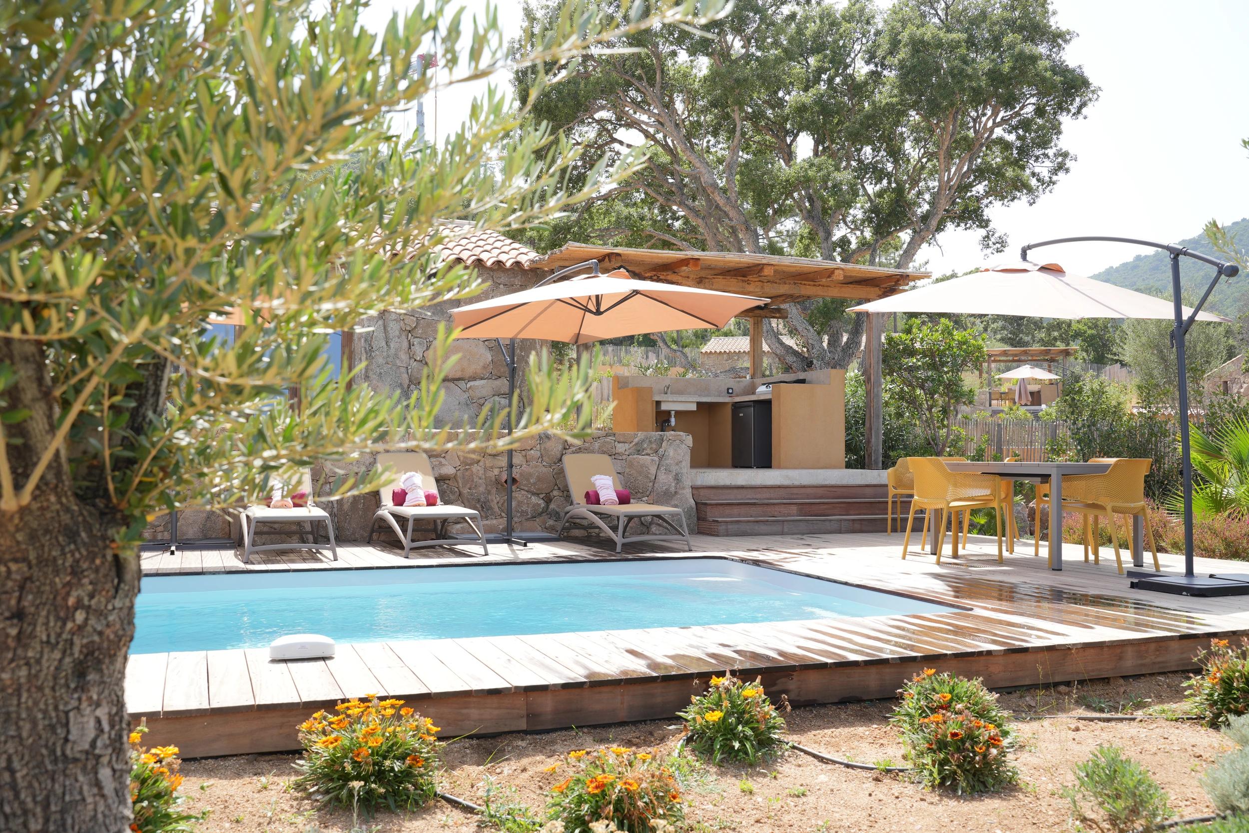 Piscine et jardin méditerranéen de la Résidence Vista Blu entre Fautea et Tarco