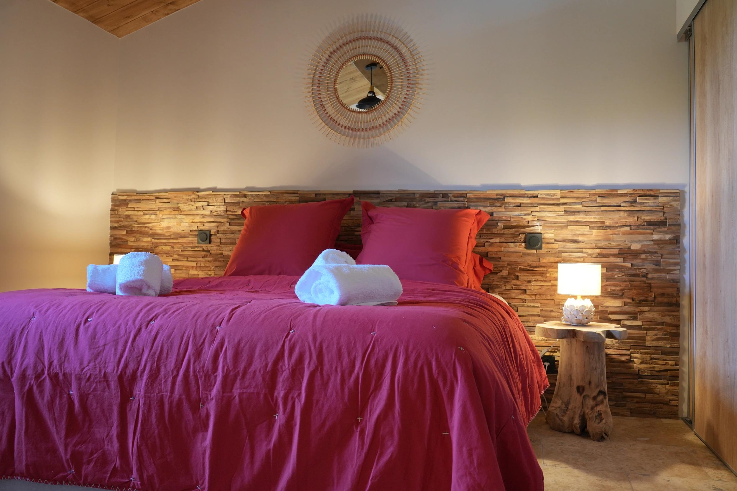 Le grand lit d'une villa à louer dans la résidence Vista Blu