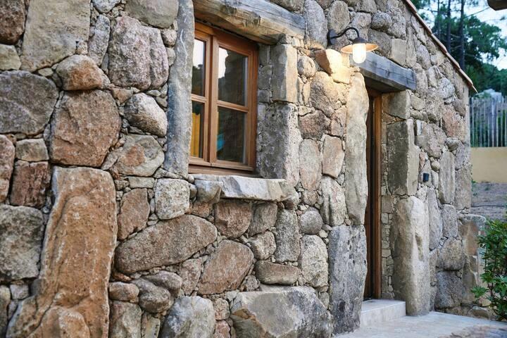 Façade en pierre authentique proche des hébergements Vista Blu