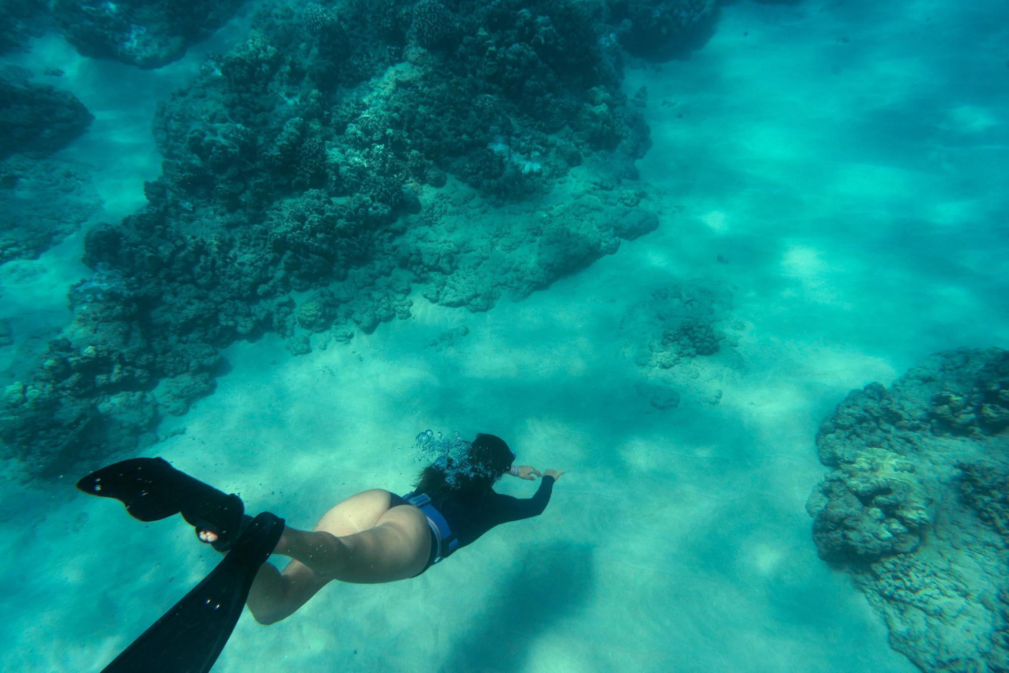 Personne en apnée dans une eau cristalline près de Vista Blu