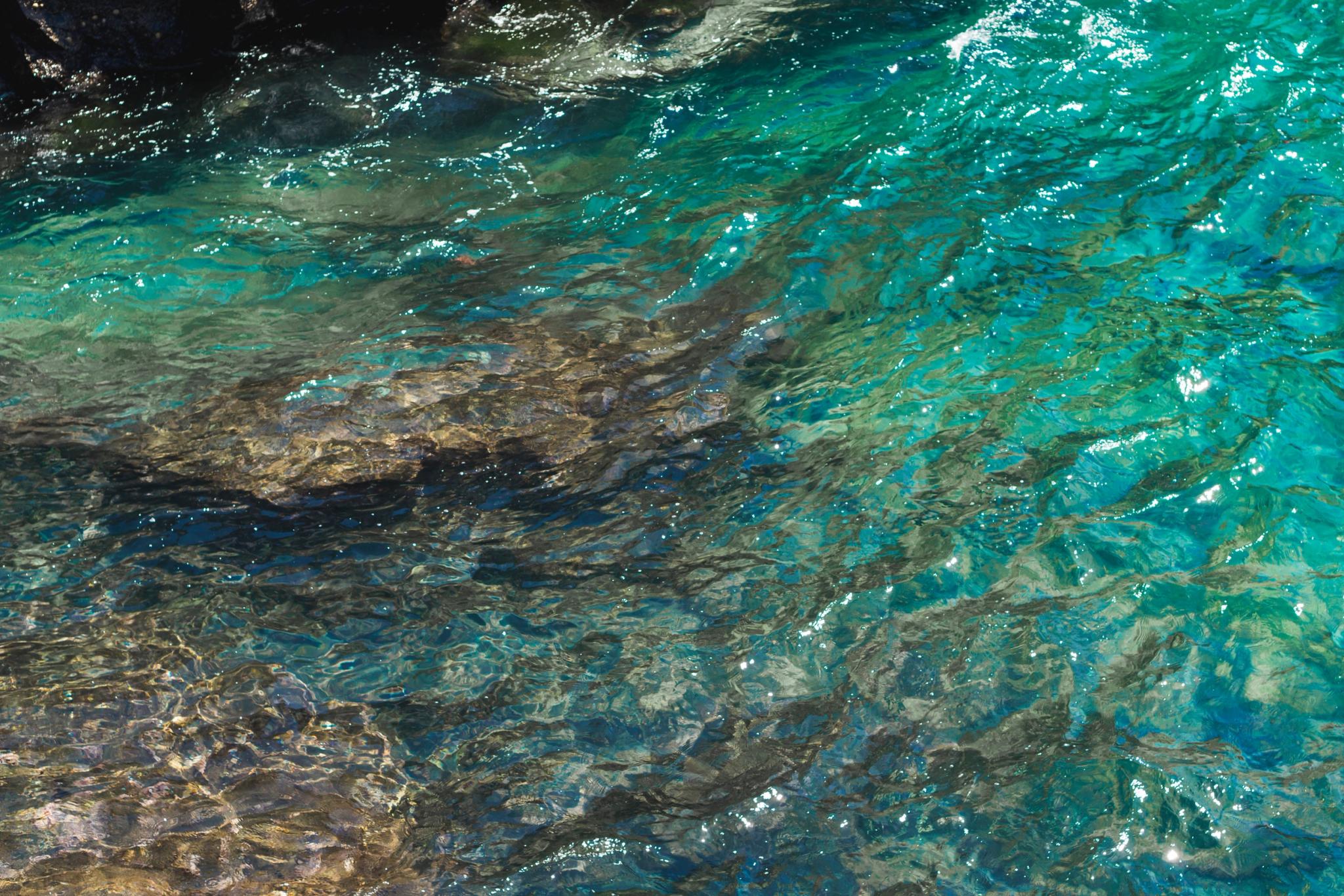 Eaux turquoise et rochers près des plages entre Fautea et Tarco