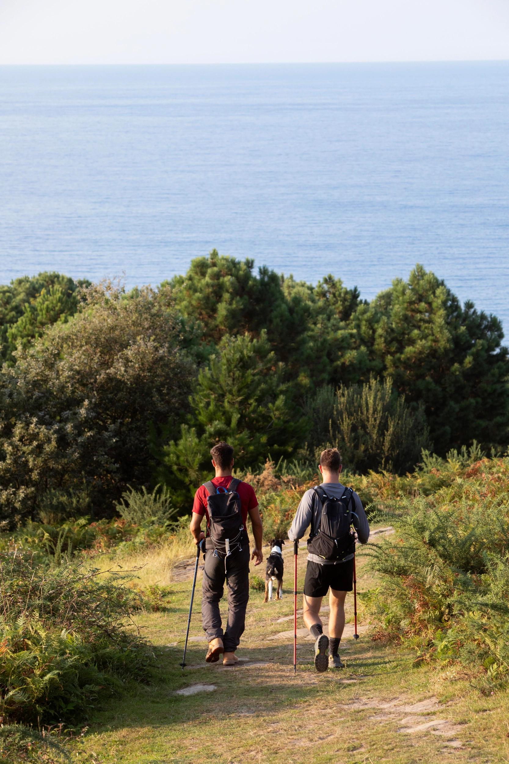 Randonneurs sur un sentier naturel en Corse-du-Sud près de Vista Blu