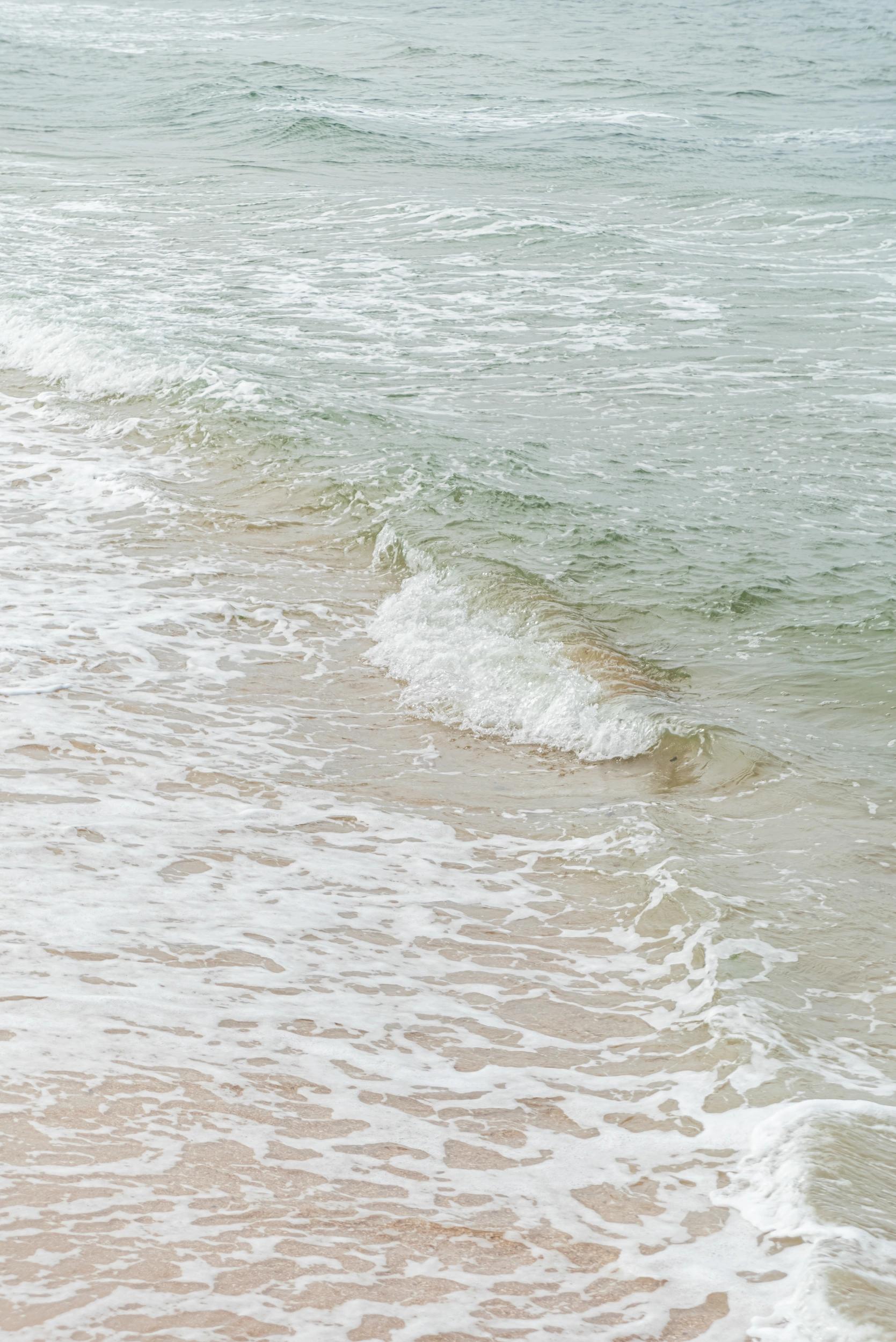 Petite vague sur une plage de sable clair en Corse-du-Sud