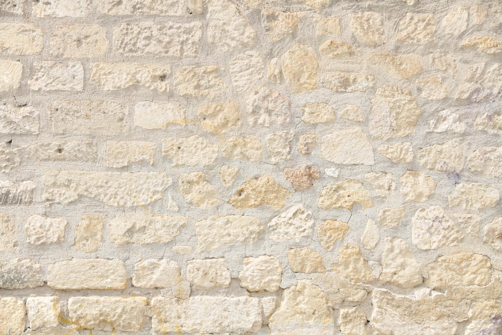 Mur en pierre clair typique des villages corses