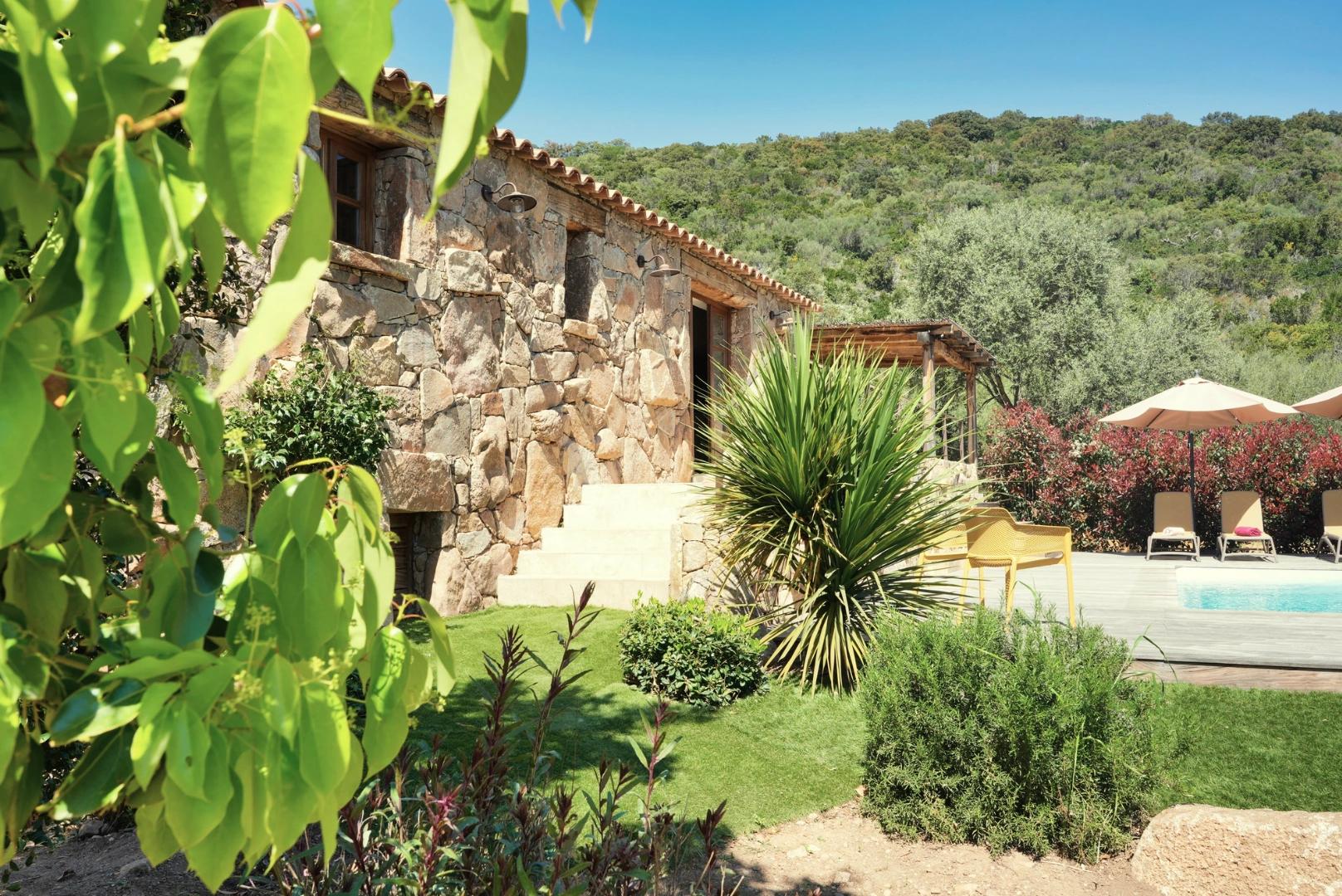 Jardin méditerranéen et maison en pierre proche de la Résidence Vista Blu entre Fautea et Tarco