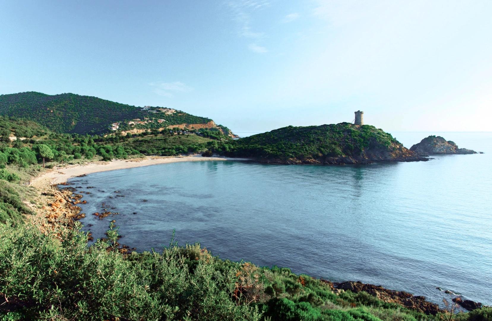 Plage et tour génoise proche de Fautea entre Fautea et Tarco