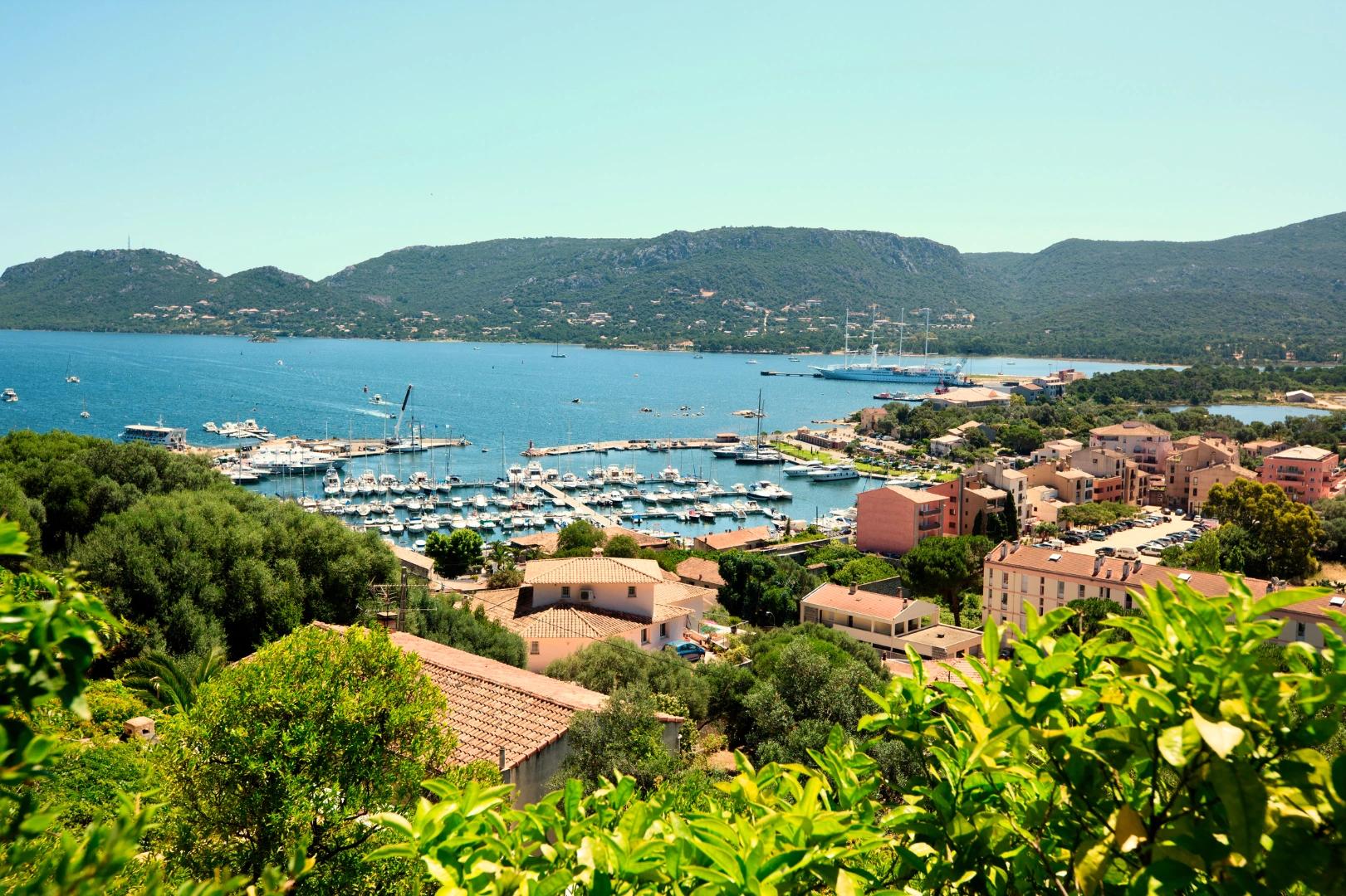 Vue panoramique sur le port et les toits de Porto-Vecchio