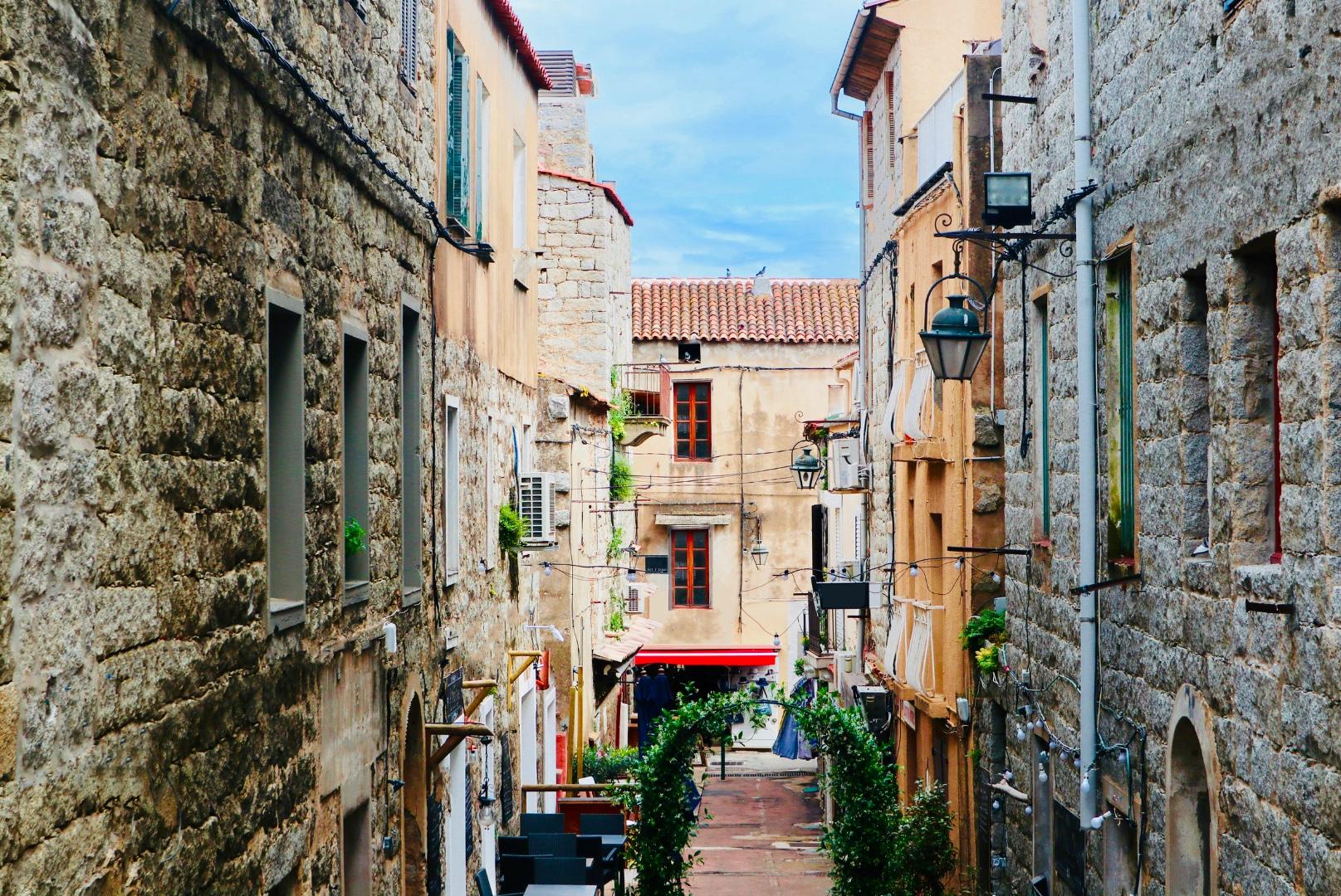 Ruelle en pierre typique de Porto-Vecchio près de la Résidence Vista Blu