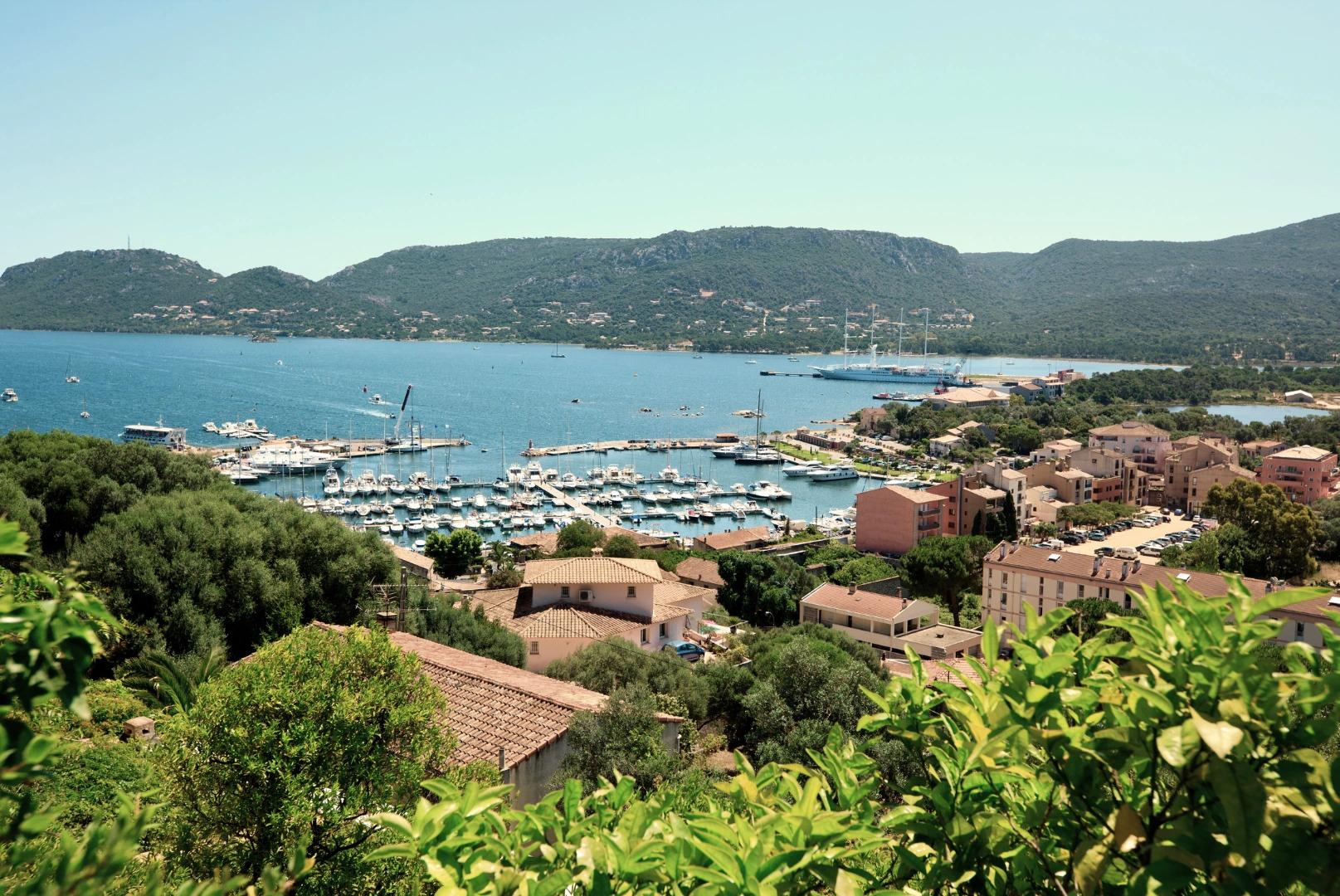 Vue sur le port et les toits de Porto-Vecchio en Corse-du-Sud