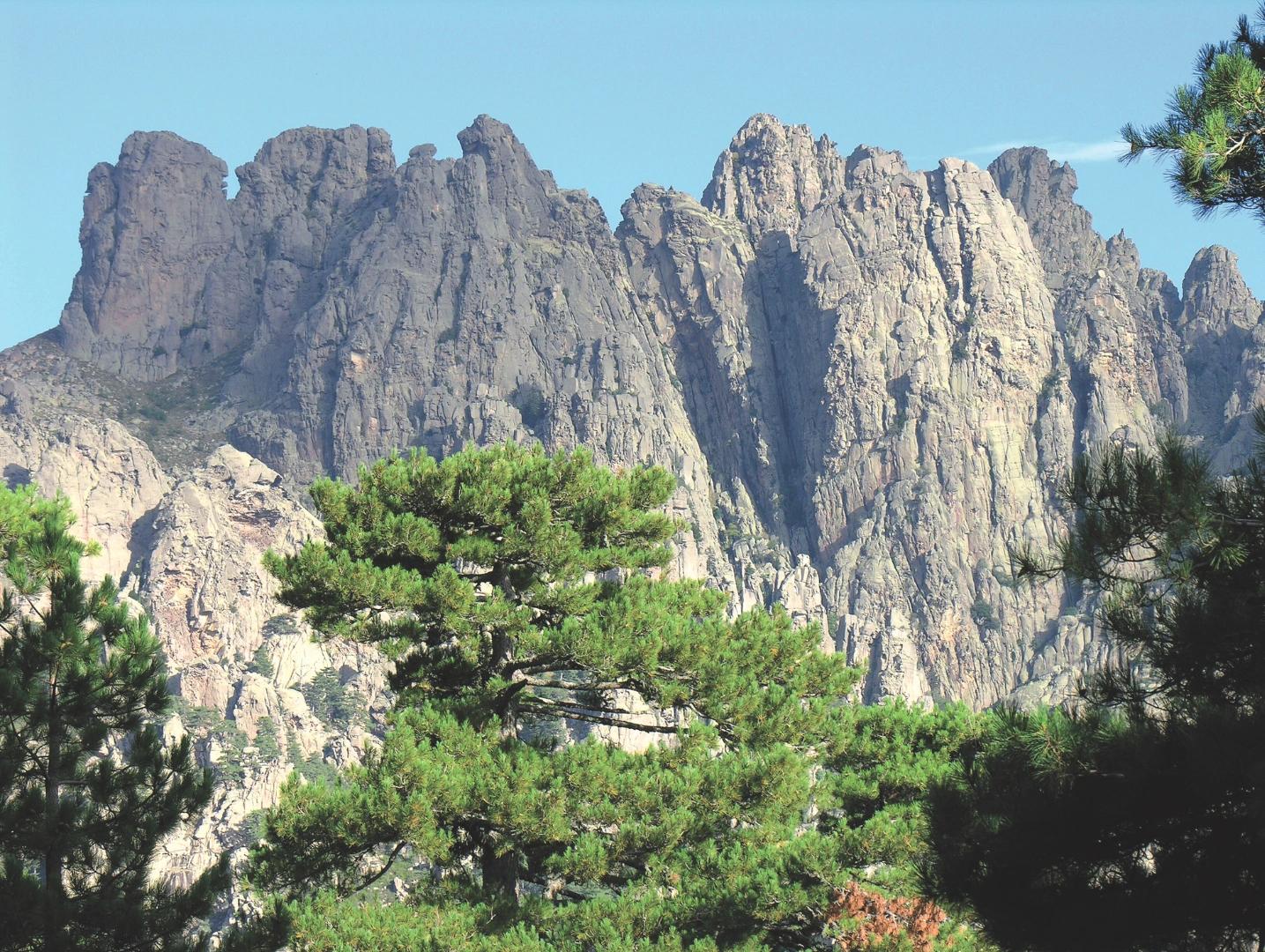 Paysage montagneux des Aiguilles de Bavella en Corse-du-Sud