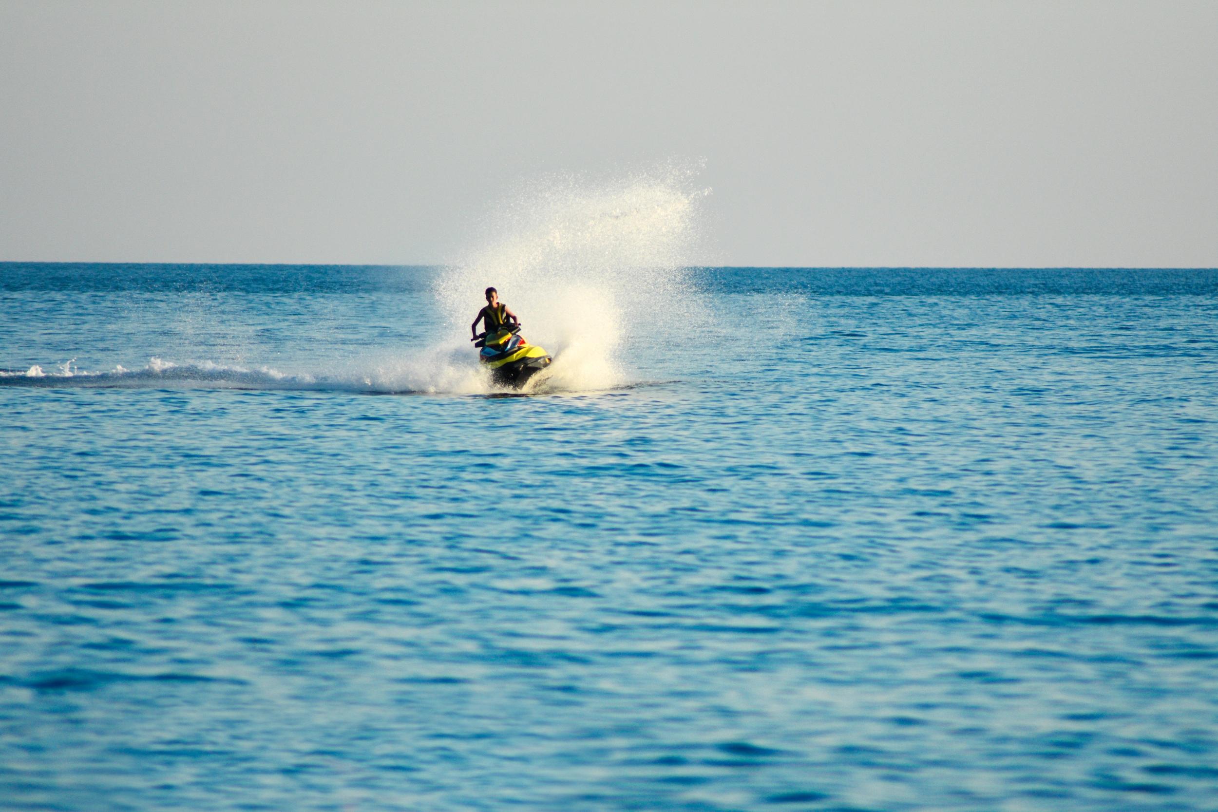 Personne en jet-ski sur la mer en Corse-du-Sud