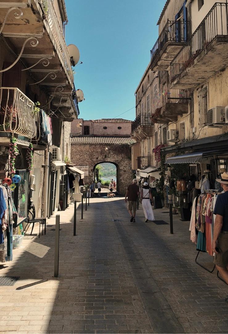 Rue ancienne de Porto-Vecchio avec façades en pierre en Corse-du-Sud